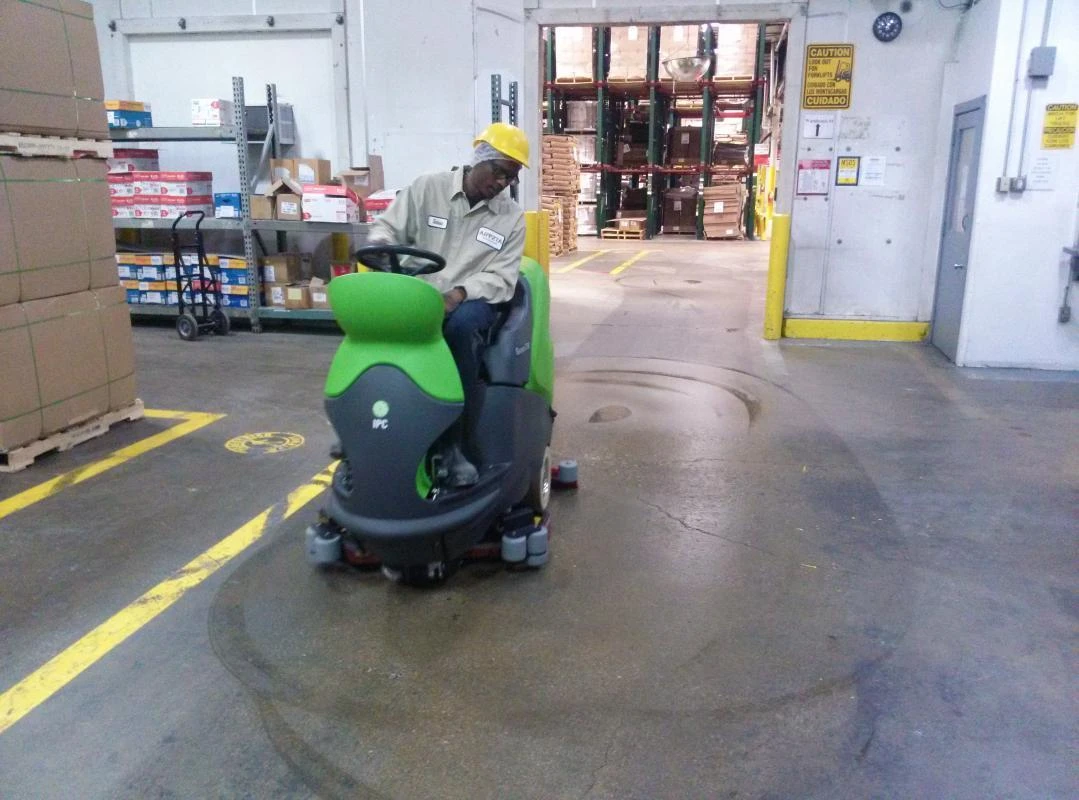 IPC Eagle CT160 Automatic Rider Floor Scrubber (32" Scrub Deck) - 39 Gallons 2 IPC Eagle CT160 Automatic Rider Floor Scrubber (32" Scrub Deck) - 39 Gallons - Image 2